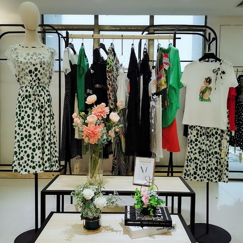 【廣州簡單連帽立體柔和連衣裙品牌折扣女裝尾貨批發走份】-
