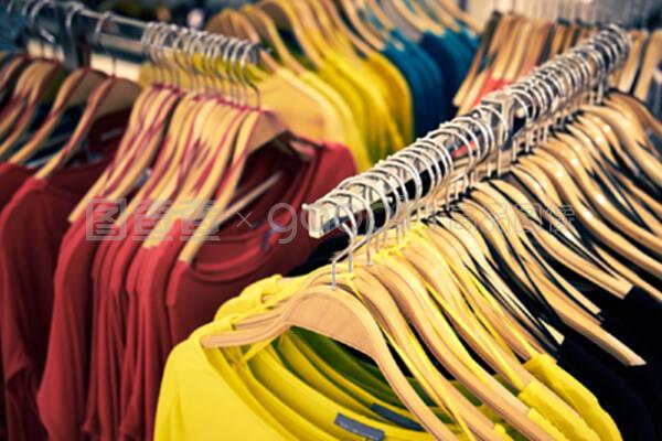 衣服和零售商店景觀,帶T恤的商店