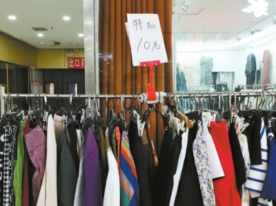 5元的服裝轉手能賣100元?尾貨市場的“淘金者”有人年入20萬元以上