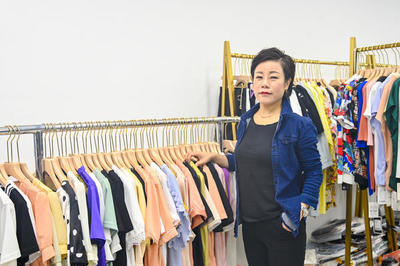 她在鄭州曾靠服裝批發(fā)一天凈賺10萬(wàn),如今轉(zhuǎn)戰(zhàn)直播帶貨,9個(gè)月增粉17萬(wàn)