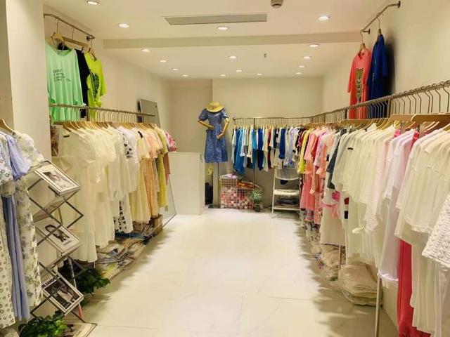 七浦路服裝店陸續開工:批發難做先爭取零售,囤的春裝可以當秋裝賣|小
